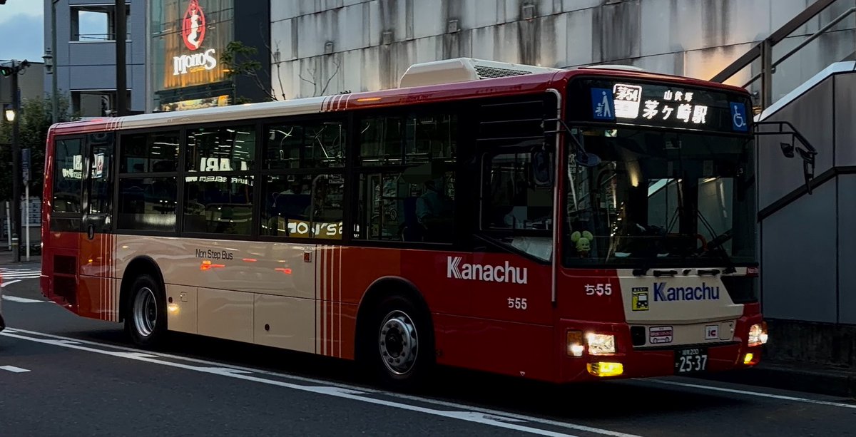Sakachubus3r's tweet photo. 8/8
ち11号車 いすゞ2DG-LV290N2
ち55号車 三菱2PG-MP38FK 黄フォグ

黄フォグは夜になるとより一層かっこいい👀 https://t.co/tfaYOxchga