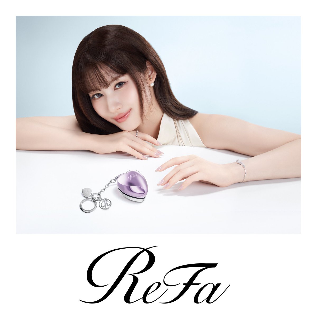 mtg_ReFa's tweet photo. 【SANA'S NEW SOLO VISUAL】

バッグで揺れる、私だけのハートのお守り。

リファハートブラシチャームで
いつでもどこでも、さっと梳かしてツヤめく髪に。

#ReFa #リファ 
#ReFa_MISAMO
#ReFaBEAUTYSHOWCASE https://t.co/qoeMsp6xd2