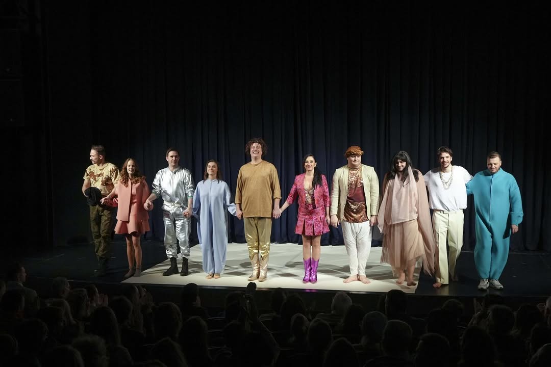 andrijamilo47at's tweet photo. Prenosimo vam delić atmosfere sa sinoćne premijere čuvenog komada KRALJ IBI u režiji Staše Koprivice. ✨

Snažna interpretacija klasika koja preispituje moć, odgovornost i granice ljudske ambicije, donela je publici putovanje kroz intenzivne emocije, ... https://t.co/j6V5SSiEAe