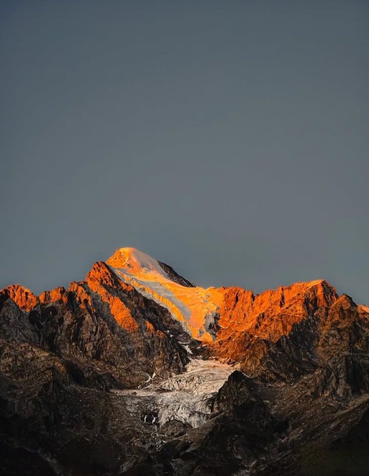 MananHnz's tweet photo. Gilgit-Baltistan  where the mountains don’t just touch the sky they steal your breath. A paradise carved in stone wrapped in clouds and painted by nature. 

#GilgitBaltistan #MountainMagic  #HeavenOnEarth #Northern https://t.co/EMl99ZlI15