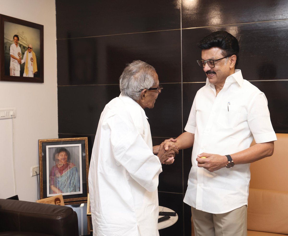 mkstalin's tweet photo. "அறனறிந்து மூத்த அறிவுடையார் கேண்மை
திறனறிந்து தேர்ந்து கொளல்" என்ற வள்ளுவ நெறியே என் நெறி!

இல்லம் வந்து இன்மொழியால் மனம் நிறைத்திட்ட விடுதலைப் போராளியும் அகவை நூறு கடந்த முன்னாள் ஐ.ஏ.எஸ். அதிகாரியுமான பெருமதிப்பிற்குரிய திரு. லட்சுமி காந்தன் பாரதி அவர்களுக்கும் அவரது குடும்பத்தினருக்கும் என் நன்றி.