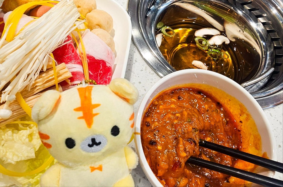 pepe_rrong's tweet photo. 오늘자 호가훠궈 신촌🐯
오픈 15분 전 기점으로 웨이팅 몰리기 시작하고,
11시에 번호표 배부하고 15분 뒤에 입장한거 말고는 괜���은듯!
음료수나 디쉬 비는 것도 계속 채워주고 고기도 레일 중간에서 따로 채워줘서 붐업 ദ്ദി
소스는 건희소스인데 땅콩소스가 진해서 원래보다 칠리, 소고기장 더 넣음 https://t.co/n9uzfi14Pt