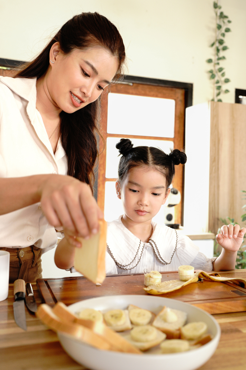 Janelle_vaquez's tweet photo. Let’s make chocolate chip cookies with my little chef!  Stir, roll, and sneak a tiny dough bite – the most delicious family afternoon ever! #亲子时光 #KidsInTheKitchen， https://t.co/WYFEIG3CyL