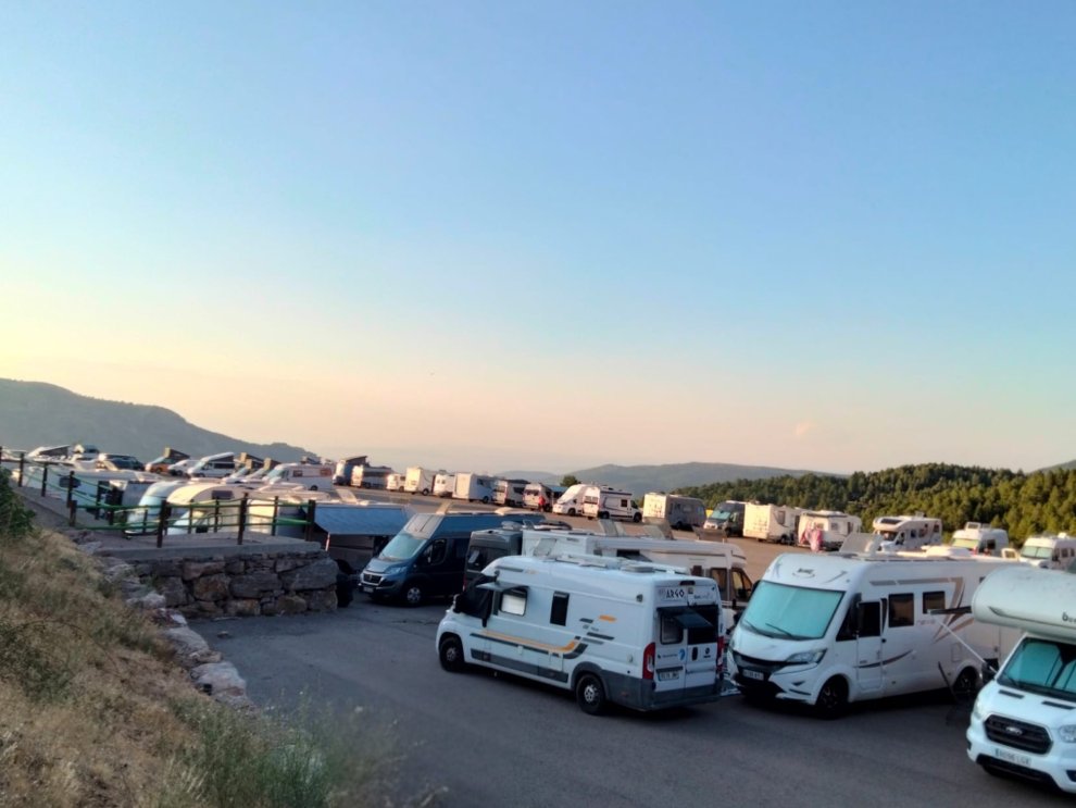 GobAragon's tweet photo. 🌘🎊 El punto de Observación de Javalambre alcanza el 100 % de ocupación.

➡️ Las 1.270 plazas para vehículos previstas en el Punto Oficial de Observación ya han sido adjudicadas.

https://t.co/1Qx46Te6h0 https://t.co/HsHAv2swEW