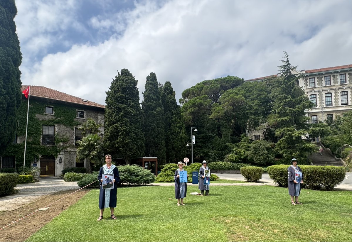 yunusunbabasi's tweet photo. 11 Ağustos 2026 Boğaziçi Üniversitesi Akademisyenleri Nöbeti no. 1370. Direnişin 6. yılı/2046. günü @UniBogazici #KabulEtmiyoruzVazgeçmiyoruz
August 11, 2026 Bogazici University Faculty Vigil #1370/6th year/2046th day of the resistance @unibogazici_en #WeDoNotAcceptWeDoNotGiveUp https://t.co/FvA4UsUZTA