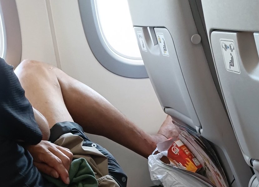 rokunamonjane__'s tweet photo. 飛行機乗ったら酒臭い50歳位の男性が前に足を乗せていた。
乗務員に知らせたが「離陸するので…」と曖昧な注意で足置き再開。
前の座席の人も気が付いてトラブルになり、俺も「いい加減にしろ！」と一括。
それでも足を乗せているので、乗務員に目配せするが困り顔をするだけだったので口頭で伝えた。 https://t.co/Afo29vSHNO