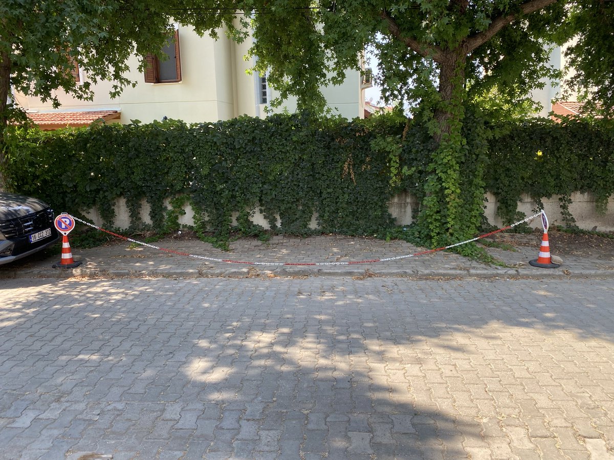 akkiraz80's tweet photo. @KusadasiBel iyi günler kolay gelsin. Davutlar Mah. Adnan Kahveci Cad. Alke sitesi ve Flora Garden Ephesus Hotel arasındaki yola, Alke sitesi bir sakini haksız yere yolu işgal etmek gerekçesi ile park yapılmaz levhası koymuştur. Gereğinin yapılmasını arz ederim https://t.co/vQkyJ3IXOx