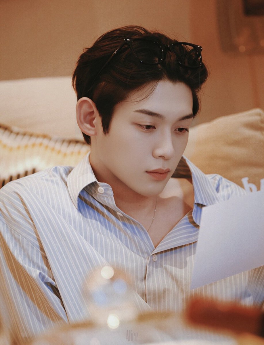 2_star__'s tweet photo. 새삼 우리 애 얼굴 너무 폭룡적이다 https://t.co/2rKZGJSqYt