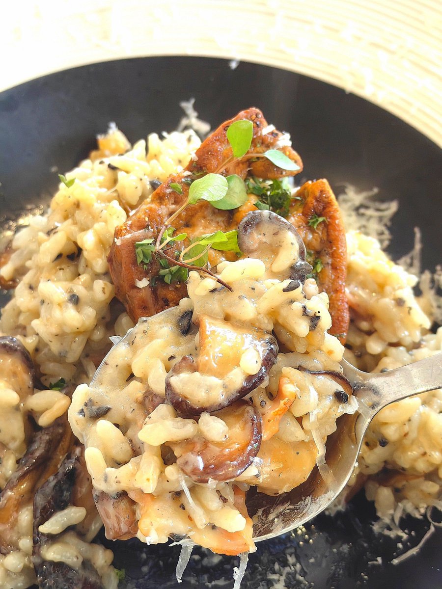 vivaarline's tweet photo. Just discovered the coziest hole-in-the-wall bistro downtown! Their truffle mushroom risotto is creamy, umami-packed, and topped with crispy parmesan shavings—no fancy price tag, all pure comfort. Must-visit spot for food lovers! https://t.co/8cfQK8i7cr
