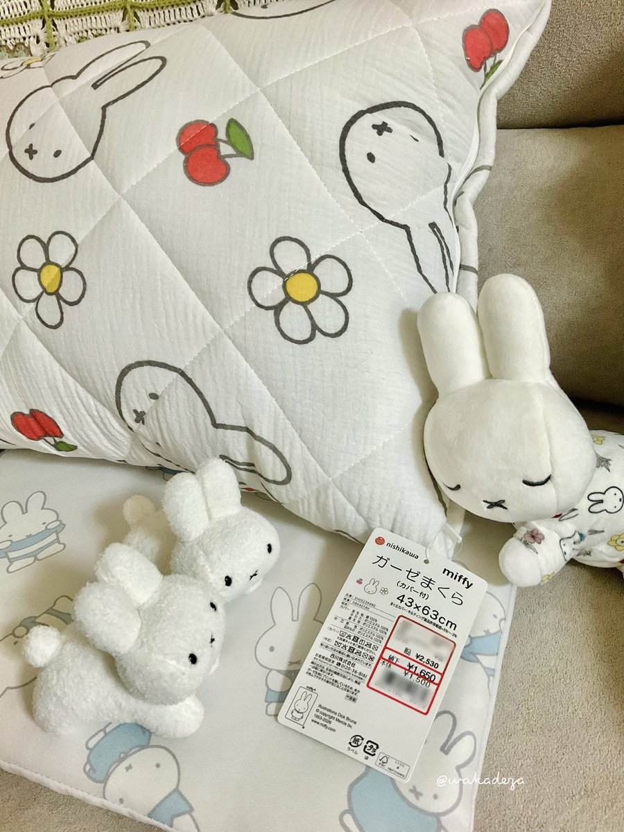 wakadeza's tweet photo. ミッフィーのガーゼ枕( ･×･ )ෆ⸒⸒

ガマンしてたんだけど、
今日行ったらお安くなってて、買ってしまった…🐰🐰 https://t.co/b0bh8l0TZd