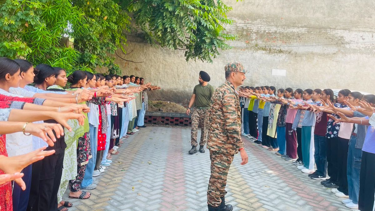 10PB_BN_NCC's tweet photo. 🇮🇳NCC Enrollment at ASW College, Khanna🇮🇳

ASW College, Khanna conducted NCC enrollment for aspiring cadets, providing young students an opportunity to develop discipline, leadership, teamwork and patriotism under the aegis of 10 Punjab Battalion NCC, Patiala. https://t.co/JozwvduGka