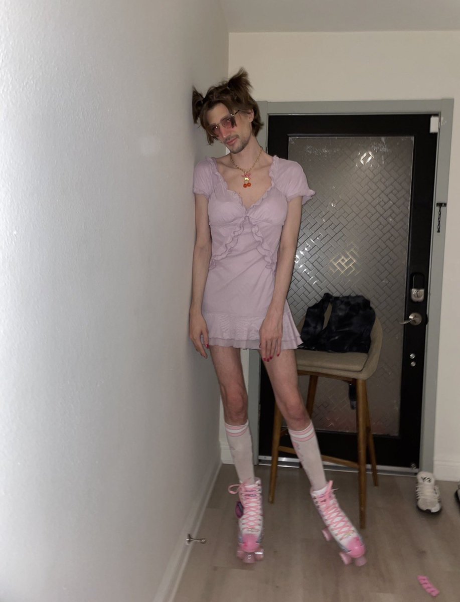 v_c_x_o's tweet photo. @bloomjpg Bro is talking about LGBTQ like xQc is homophobic, whole time this is the guy he’s talking about https://t.co/gJThNhjShv