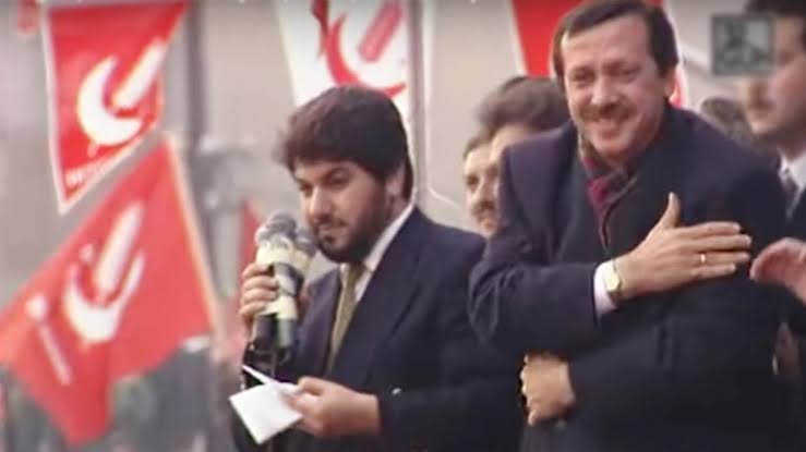 EmrahC1oglu's tweet photo. Reis in yanında mikrofonlu kim ? https://t.co/g9WZ9ovpcd