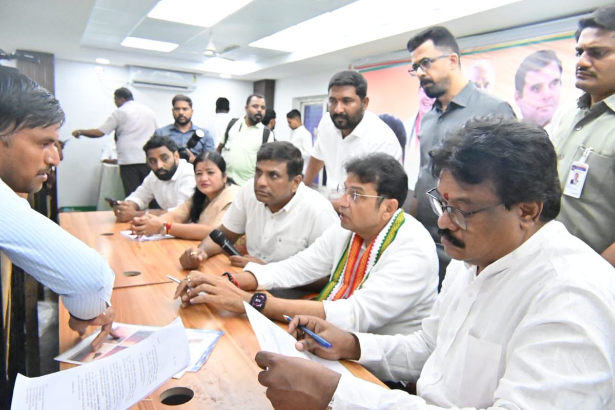 sriha333's tweet photo. గాంధీ భవన్‌లో ప్రజలతో ముఖాముఖి.. సమస్యల పరిష్కారానికి గాంధీ భవన్‌లో నిర్వహించిన ప్రజలతో ముఖాముఖి కార్యక్రమంలో మంత్రి దుద్దిళ్ల శ్రీధర్ బాబు గారు ప్రజల నుంచి వినతులు, సమస్యలను స్వయంగా స్వీకరించారు. ఈ కార్యక్రమంలో  జగదీష్ ,గాల్ రెడ్డి ,సంతోష్ , హైమావతి పాల్గొన్నారు. https://t.co/ZhYXuemmE7