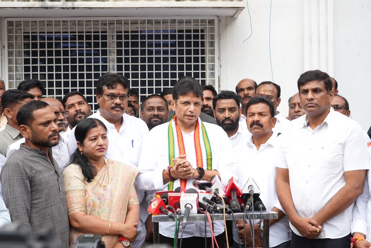 sriha333's tweet photo. గాంధీ భవన్‌లో ప్రజలతో ముఖాముఖి.. సమస్యల పరిష్కారానికి గాంధీ భవన్‌లో నిర్వహించిన ప్రజలతో ముఖాముఖి కార్యక్రమంలో మంత్రి దుద్దిళ్ల శ్రీధర్ బాబు గారు ప్రజల నుంచి వినతులు, సమస్యలను స్వయంగా స్వీకరించారు. ఈ కార్యక్రమంలో  జగదీష్ ,గాల్ రెడ్డి ,సంతోష్ , హైమావతి పాల్గొన్నారు. https://t.co/ZhYXuemmE7