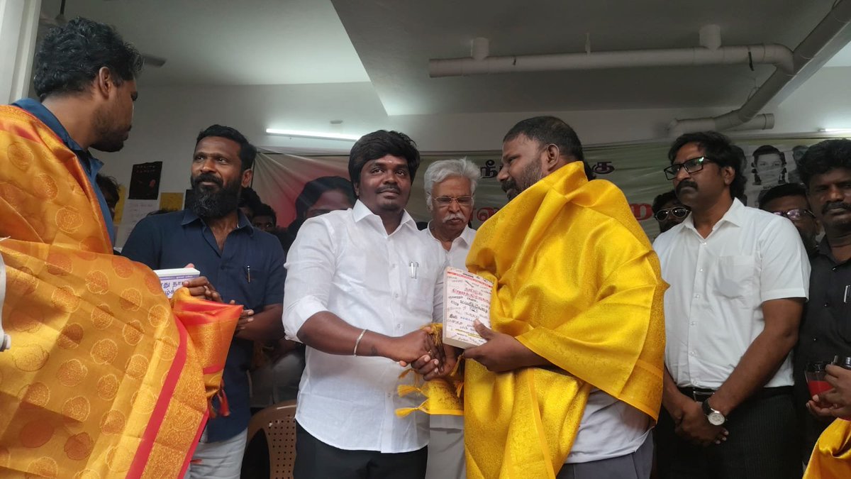 Akishorefarz's tweet photo. நீட் தேர்வை ரத்து செய்ய 12நாள் உண்ணாவிரதம் இருந்த 4தோழர்களை சந்தித்து. @CMOTamilnadu அவர்களின் உத்தரவின்படி, அமைச்சர்கள்  ஆலோசனையின்படி சட்டமன்றத்தில் நீட் எதிர்ப்பு சிறப்பு தீர்மானம் நிறைவேற்றப்பட்டதோடு, அவர்களுக்கு பழச்சாறு கொடுத்து போராட்டத்தை முடித்து வைத்தார் 
@LoyolaMani https://t.co/2ZH81evS4K