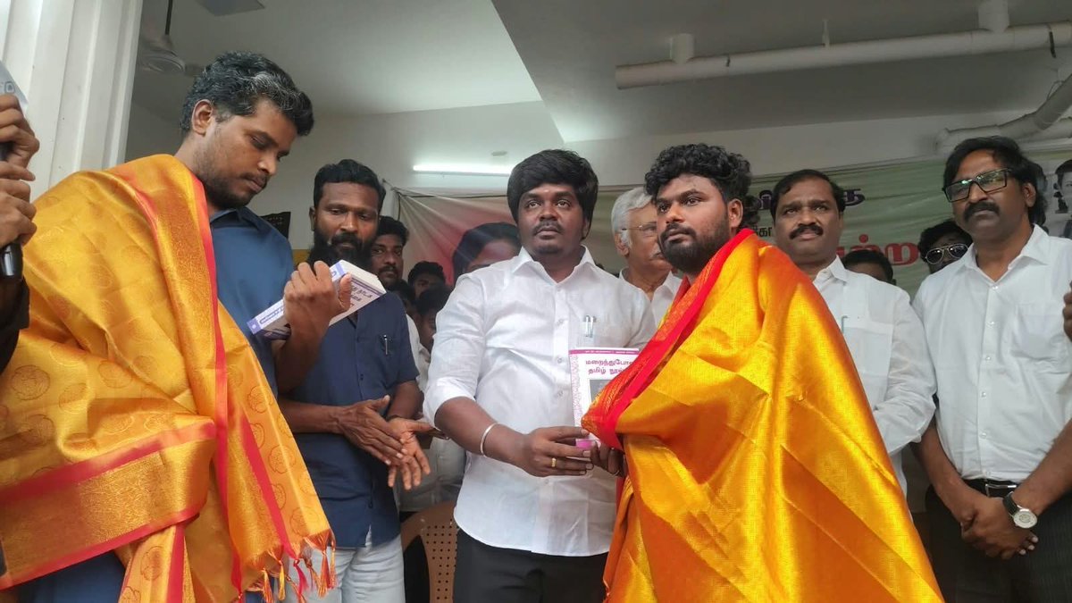 Akishorefarz's tweet photo. நீட் தேர்வை ரத்து செய்ய 12நாள் உண்ணாவிரதம் இருந்த 4தோழர்களை சந்தித்து. @CMOTamilnadu அவர்களின் உத்தரவின்படி, அமைச்சர்கள்  ஆலோசனையின்படி சட்டமன்றத்தில் நீட் எதிர்ப்பு சிறப்பு தீர்மானம் நிறைவேற்றப்பட்டதோடு, அவர்களுக்கு பழச்சாறு கொடுத்து போராட்டத்தை முடித்து வைத்தார் 
@LoyolaMani https://t.co/2ZH81evS4K
