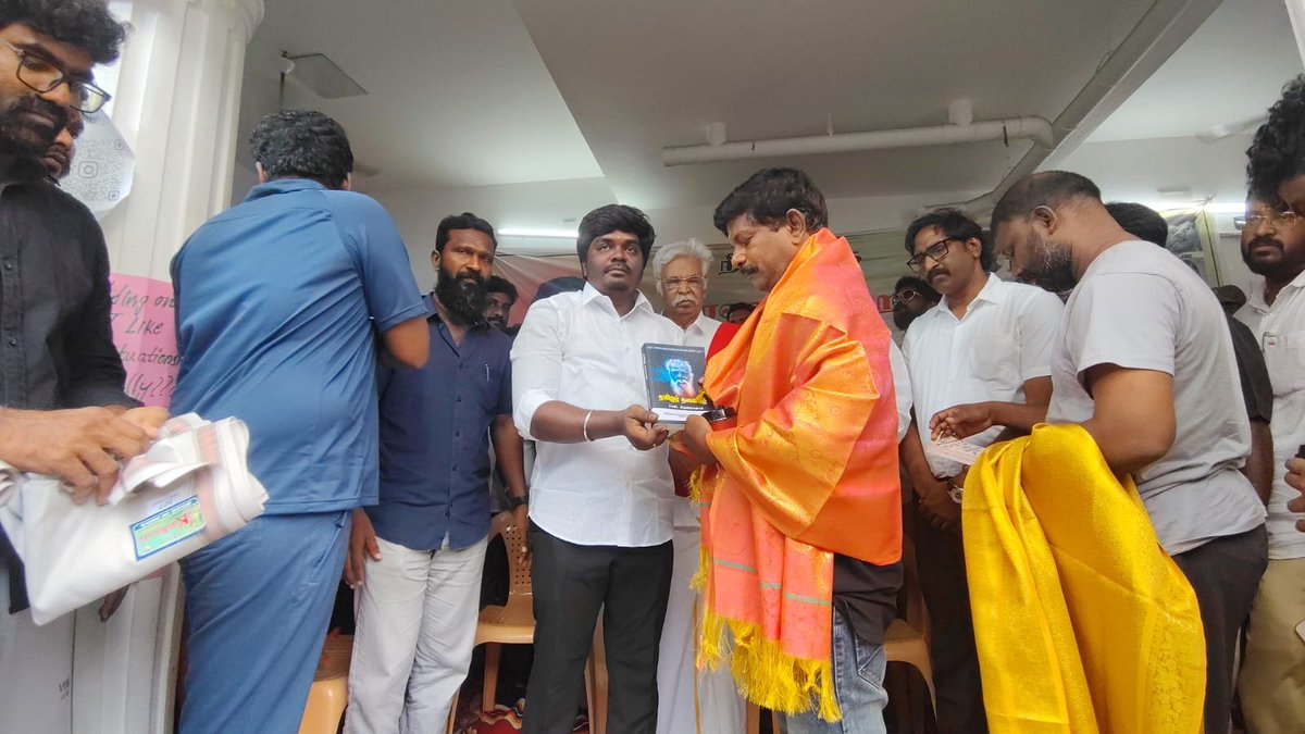 Akishorefarz's tweet photo. நீட் தேர்வை ரத்து செய்ய 12நாள் உண்ணாவிரதம் இருந்த 4தோழர்களை சந்தித்து. @CMOTamilnadu அவர்களின் உத்தரவின்படி, அமைச்சர்கள்  ஆலோசனையின்படி சட்டமன்றத்தில் நீட் எதிர்ப்பு சிறப்பு தீர்மானம் நிறைவேற்றப்பட்டதோடு, அவர்களுக்கு பழச்சாறு கொடுத்து போராட்டத்தை முடித்து வைத்தார் 
@LoyolaMani https://t.co/2ZH81evS4K