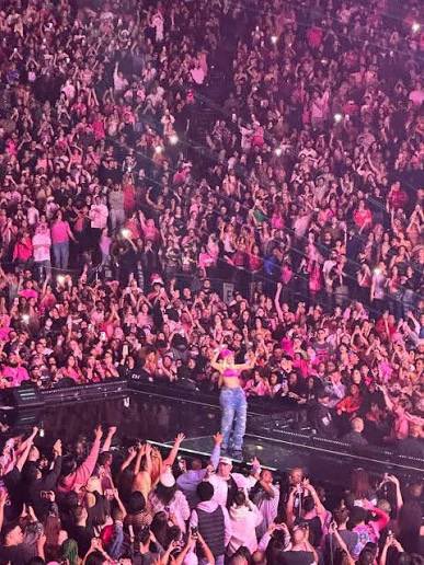 CardibCokedMeUp's tweet photo. @archivechanel We’re more excited for the 3 years of the more iconic tour💋 https://t.co/KQ839YmsKm