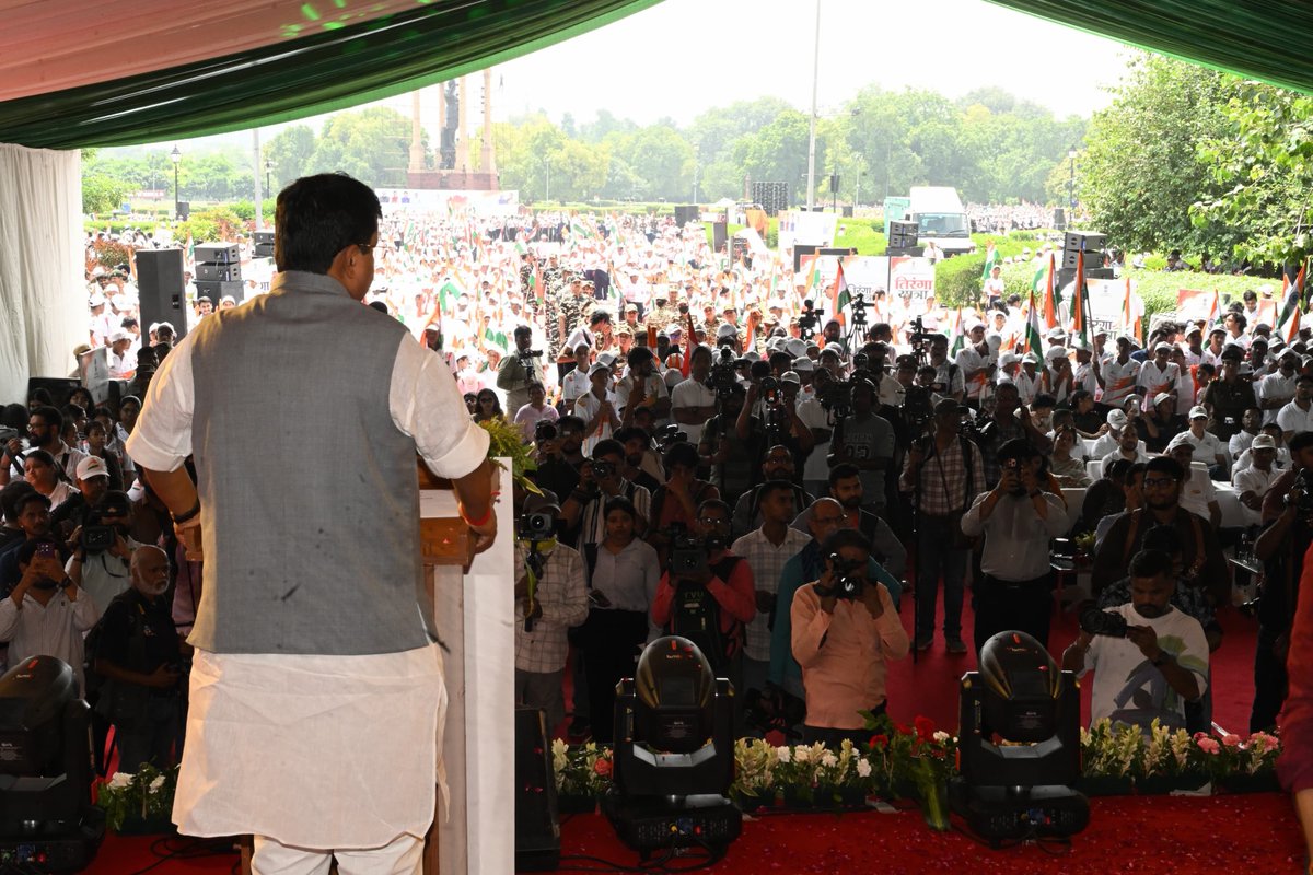 NitinNabin's tweet photo. आज नई दिल्ली में ‘हर घर तिरंगा अभियान’ के अंतर्गत आयोजित कार्यक्रम में सम्मिलित हुआ।

आदरणीय प्रधानमंत्री श्री @narendramodi जी के आह्वान पर ‘हर घर तिरंगा’ आज जनभागीदारी का एक सशक्त अभियान बन चुका है। तिरंगे के सम्मान और राष्ट्रगौरव की भावना से देश का हर वर्ग उत्साहपूर्वक जुड़ रहा है। इस अवसर पर दिल्ली की मुख्यमंत्री श्रीमती @gupta_rekha जी, दिल्ली भाजपा प्रदेश अध्यक्ष श्री @hdmalhotra जी तथा अन्य वरिष्ठ नेतागण उपस्थित रहे।

आइए, इस स्वतंत्रता दिवस अपने अमर शहीदों को नमन करते हुए ‘हर घर तिरंगा’ अभियान से जुड़ें और राष्ट्र की एकता एवं अखंडता को और मजबूत करने के संकल्प के साथ आगे बढ़ें।

#HarGharTiranga