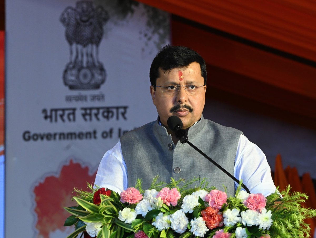 NitinNabin's tweet photo. आज नई दिल्ली में ‘हर घर तिरंगा अभियान’ के अंतर्गत आयोजित कार्यक्रम में सम्मिलित हुआ।

आदरणीय प्रधानमंत्री श्री @narendramodi जी के आह्वान पर ‘हर घर तिरंगा’ आज जनभागीदारी का एक सशक्त अभियान बन चुका है। तिरंगे के सम्मान और राष्ट्रगौरव की भावना से देश का हर वर्ग उत्साहपूर्वक जुड़ रहा है। इस अवसर पर दिल्ली की मुख्यमंत्री श्रीमती @gupta_rekha जी, दिल्ली भाजपा प्रदेश अध्यक्ष श्री @hdmalhotra जी तथा अन्य वरिष्ठ नेतागण उपस्थित रहे।

आइए, इस स्वतंत्रता दिवस अपने अमर शहीदों को नमन करते हुए ‘हर घर तिरंगा’ अभियान से जुड़ें और राष्ट्र की एकता एवं अखंडता को और मजबूत करने के संकल्प के साथ आगे बढ़ें।

#HarGharTiranga