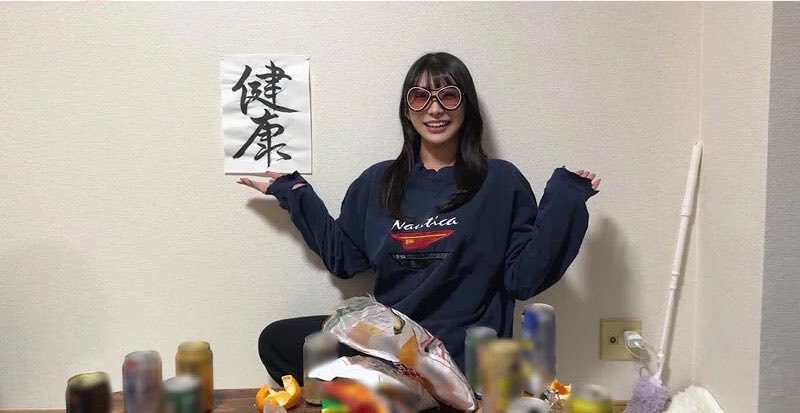 zoomtin2's tweet photo. 健康を大切にしていない制作部の後輩が家に貼っていた「健康」 https://t.co/NkJx5hmoqL