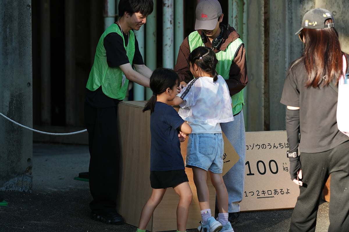 takahikon's tweet photo. 東山動植物園、本日もナイトズー開催中です！アフリカ象舎では名古屋造形大学のプロジェクト授業で制作した作品が展示されています！

１７時からはアフリカゾウのうんちの重さ体験が人気！！そのほか１日に食べるご飯の量や足の大きさを体感できます！
#名古屋造形大学 #情報表現領域 #空間作法領域 https://t.co/blnBNGxsXV