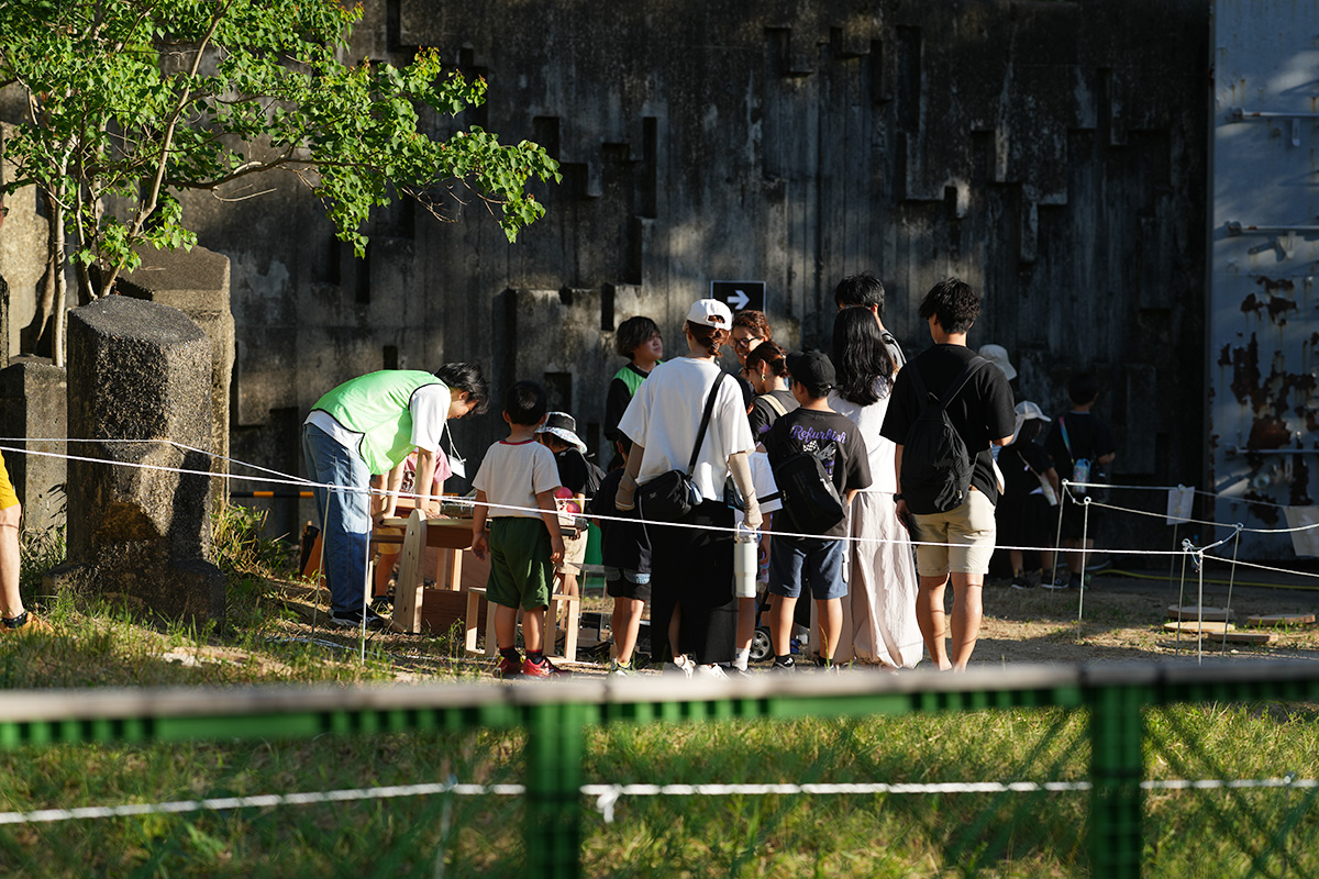 takahikon's tweet photo. 東山動植物園、本日もナイトズー開催中です！アフリカ象舎では名古屋造形大学のプロジェクト授業で制作した作品が展示されています！

１７時からはアフリカゾウのうんちの重さ体験が人気！！そのほか１日に食べるご飯の量や足の大きさを体感できます！
#名古屋造形大学 #情報表現領域 #空間作法領域 https://t.co/blnBNGxsXV