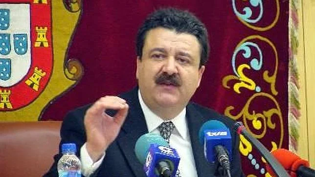 danielmorenav's tweet photo. En 1999 ganó las elecciones de Ceuta el partido de Jesús Gil, el Grupo Independiente Liberal (GIL), de la mano de Antonio Sampietro.

Pero consiguió 12 escaños de 25, por lo que el gobierno fue a parar al PP, con apoyo del PSOE y los musulmanes del PDSC. Aunque rápido, en agosto de 1999, una tránsfuga del PSOE apoyó la mación de censura de GIL.

El gobierno de GIL aplicó una política de mano dura: anunció que no acataría la Ley de Extranjería y se negó a empadronar a inmigrantes, ya que, para ellos, la inmigración ponía en peligro la soberanía española de Ceuta.

El PP criticó que GIL hubiese militarizado la policía local, mientras que los musulmanes se quejaban de "racismo" y "xenofobia".

A inicios de 2001, tránsfugas de GIL apoyaron una moción de censura junto a los musulmanes, saliendo elegido Juan Jesús Vivas.

Resumen: el PP de Ceuta se puso del lado de los musulmanes contra un patriota que avisaba de lo que ahora estamos viendo.