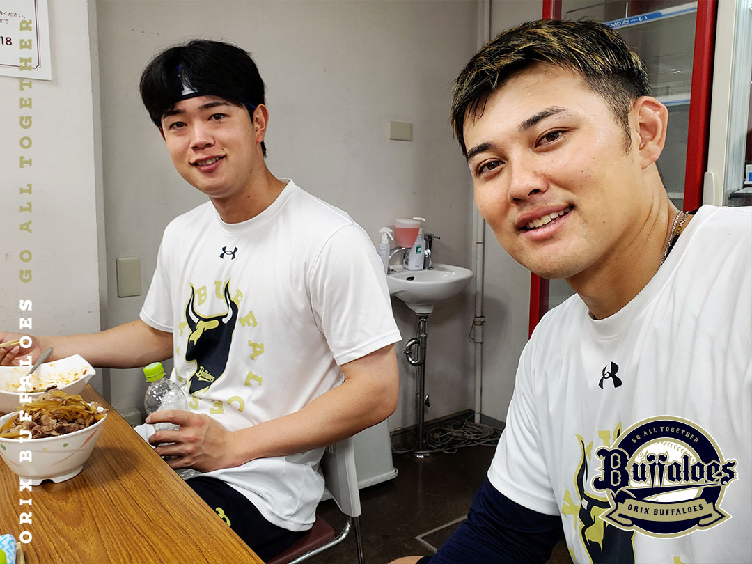 Orix_Buffaloes's tweet photo. #もぐもぐタイム
#試合前のエネルギー補給
#九里亜蓮
#山岡泰輔
#西野真弘
#平沼翔太
#野口智哉
#太田椋
#本日のお品書き
#楽天モバイル最強パーク宮城
#秋保さん
#いつもありがとうございます
#Bs2026 https://t.co/WRjgMeO2A8