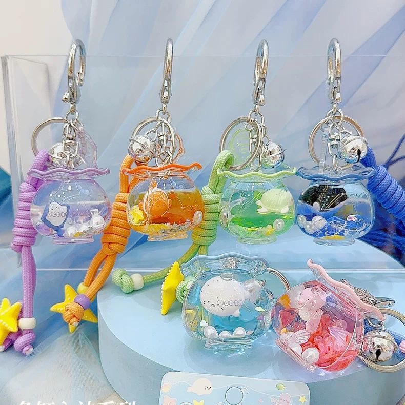 PhantomGrindA's tweet photo. |新品|魚缸入油小海豹漂浮公仔鑰匙扣|
聲明：不包郵，默認出廠自帶瑕疵

創意魚缸���型鎖匙扣，入油設計，內有小海豹公仔漂浮，生動可愛。多款海洋動物可選（小丑魚、海龜、海豹等），每個都像迷你水族館，���緻又有趣。掛在書包或鑰匙上，瞬間點亮日常，學生黨必備小物！

#掛飾 #hangings https://t.co/EYIsFrIf9A