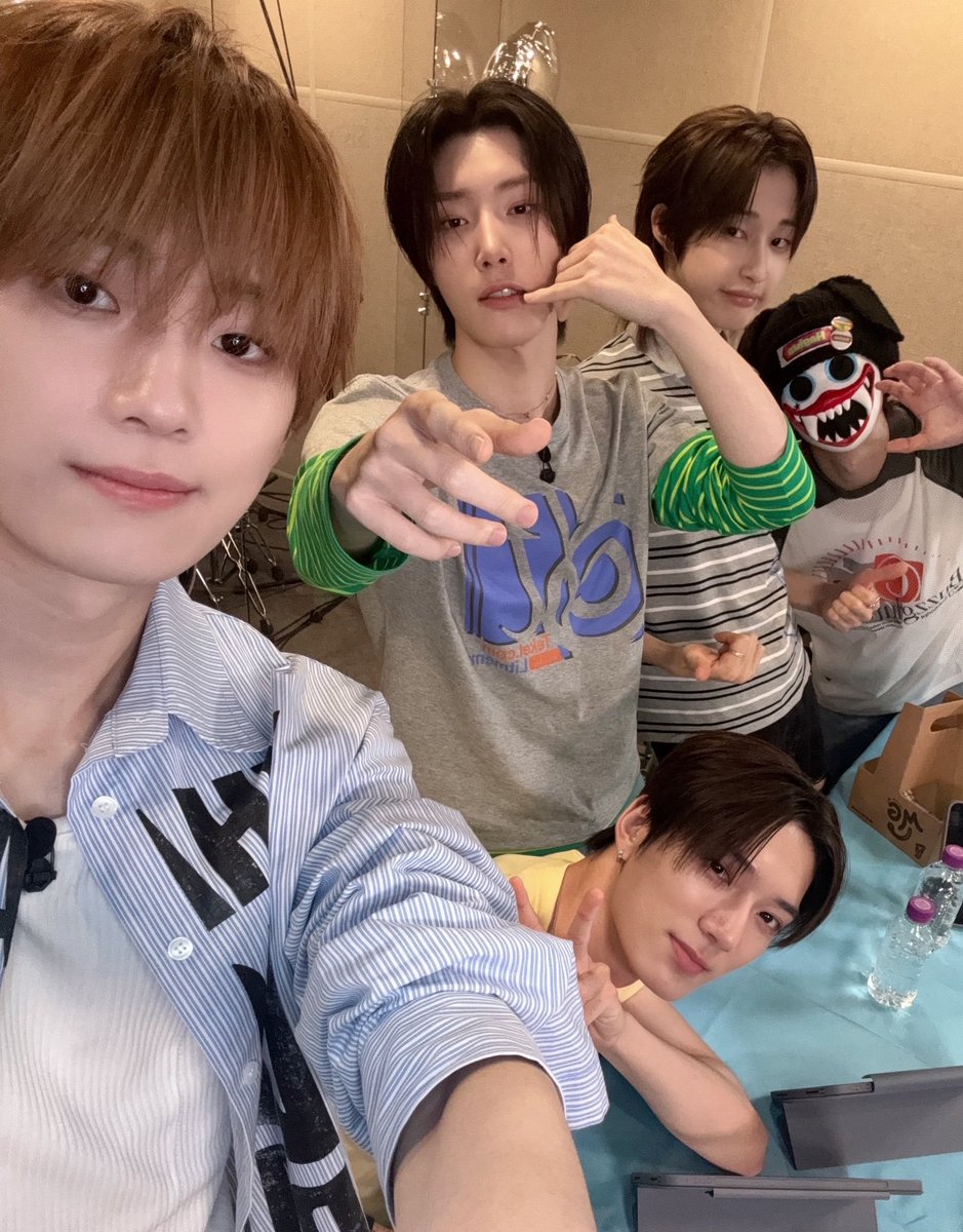 riaanyoont's tweet photo. Happy belated 100 days, hrtz.on! Ga kerasa ya udah sejauh ini. Berhubung First Wave kita sudah dimulai, let’s love each other for a long time dan nikmati setiap momennya bareng ya. We’ll keep creating music with our grateful heart, cause you're the reason behind it all.💛 https://t.co/4jJ6SxQzzy
