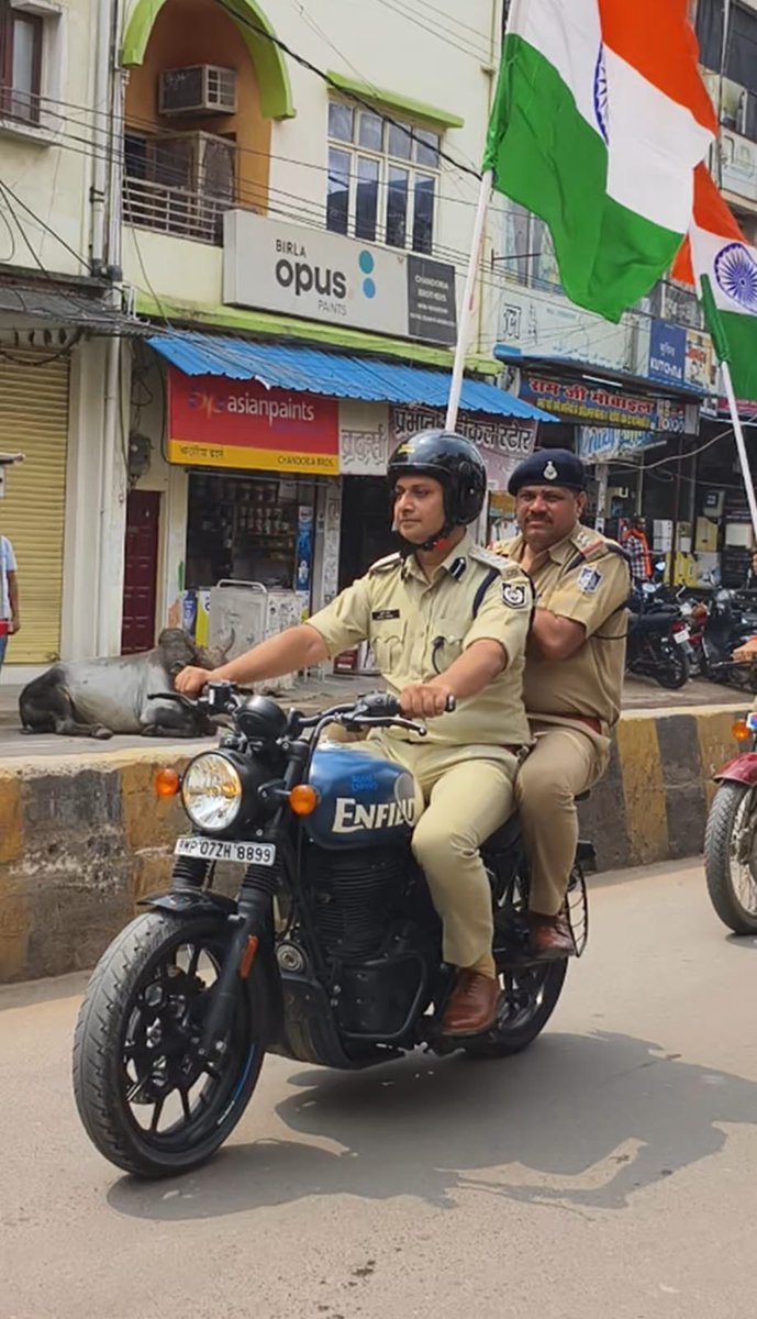 spbhind's tweet photo. जिला पुलिस बल भिण्ड द्वारा तिरंगा बाइक रैली का आयोजन।

भिण्ड पुलिस द्वारा देशभक्ति एवं राष्ट्रीय एकता की भावना को बढ़ावा देने के उद्देश्य से तिरंगा मोटरसाइकिल रैली का आयोजन किया गया। https://t.co/pzGNw2RP7w
