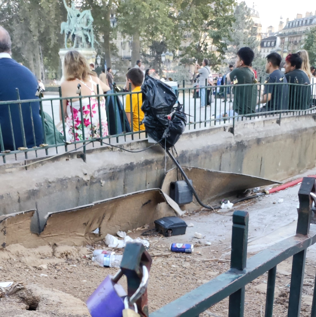 JCQDSE's tweet photo. Notre-Dame de Paris reçoit 11 millions de visiteurs par an, sans compter les rats. 

(Cette partie du parvis n'est pas du tout en travaux, juste ravagée et laissée à l'abandon par la mairie de #saccageparis.)

Photos @petitartmateur. https://t.co/bUIAwvITVg
