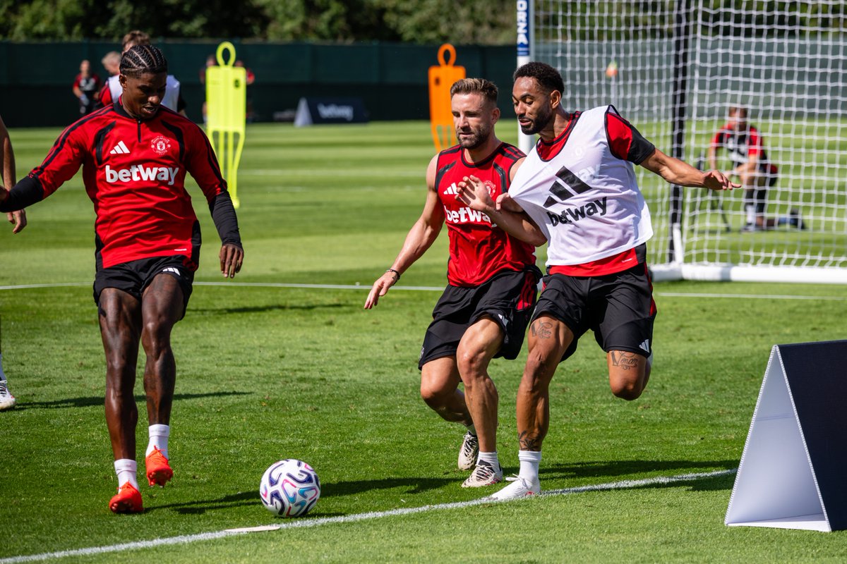 ManUtd's tweet photo. Turning up the heat ♨️ https://t.co/pg3whObRKz