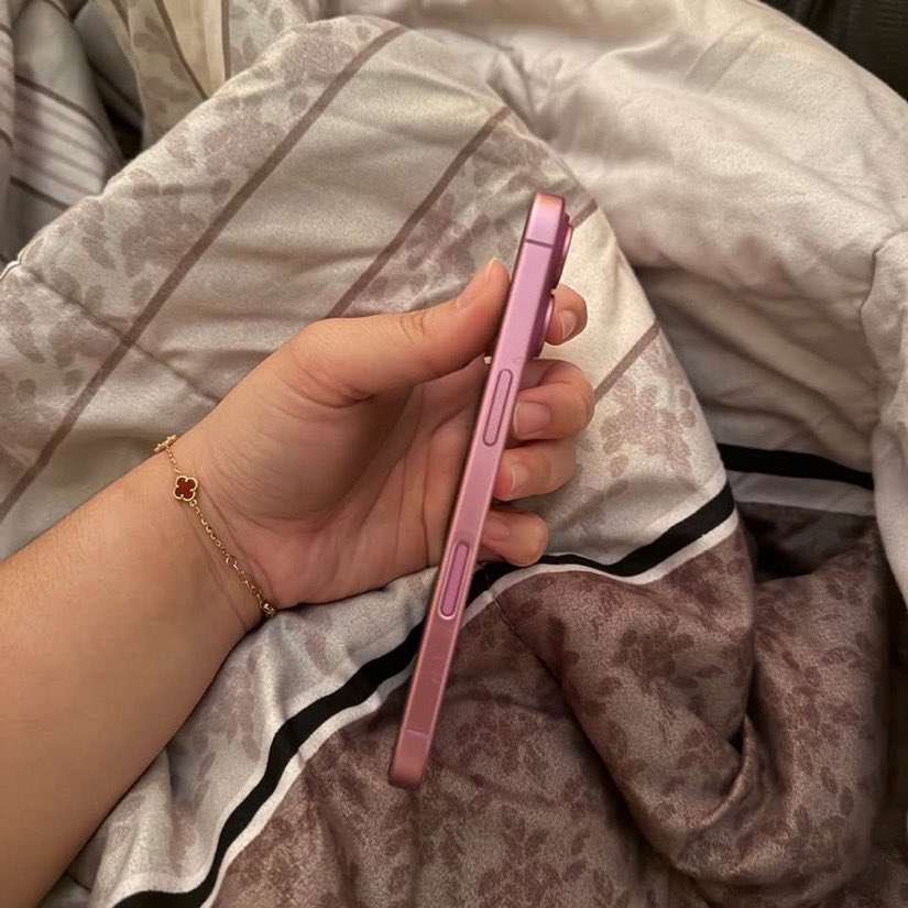 l3tdoonw's tweet photo. wts dijual iphone 16 pink ibox bh 100%

- kondisi mulus fullset nominus
- gaada dent
- gaada riwayat service all part ori
- price 8.5jt
- available cod

buat nanya2 detail bisa dm yaaa bisa kirim2 jg

.t wtb wts iphone 11 12 13 14 15

#zonauang #zonajajan https://t.co/BaYvNkvMaV