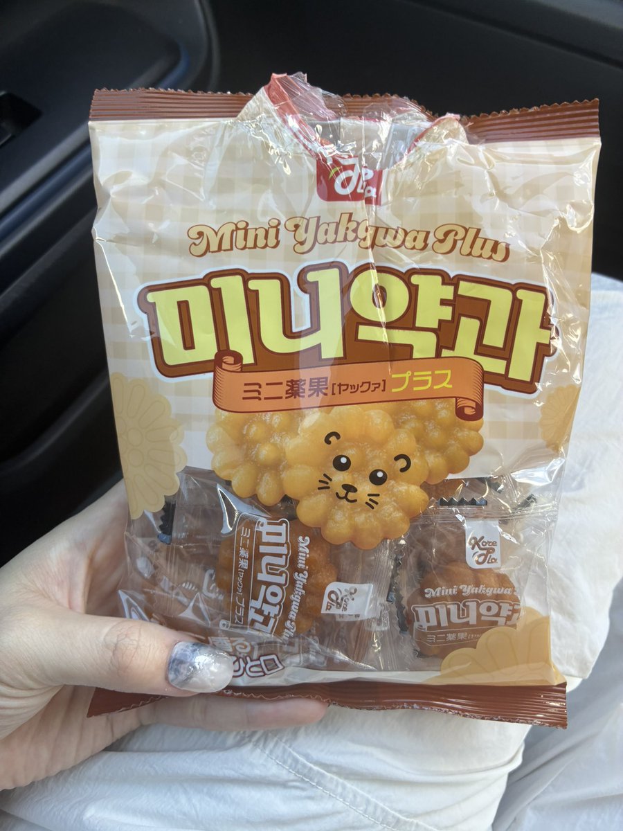 rrrun_3's tweet photo. 한국 샵 다녀왔는데 약과 진짜 맛있네... 더 많이 살 걸 그랬어. 나 이거 진짜 너무 좋아함 대박 https://t.co/YsSHUzMeCF