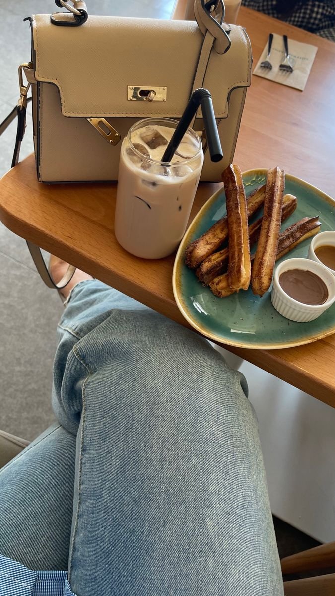 Atisha284's tweet photo. Stepping out for a quick retail refresh, indulging in crisp churros, and soaking up the afternoon sun. There’s something so satisfying about unhurried days spent exploring the city. 🤎✨
#DiscoverHongKong #OOTD #ChicStyle #HKIG #SweetTreats #AestheticVibes #CityLife #SlowLiving https://t.co/fVWcLuu86X
