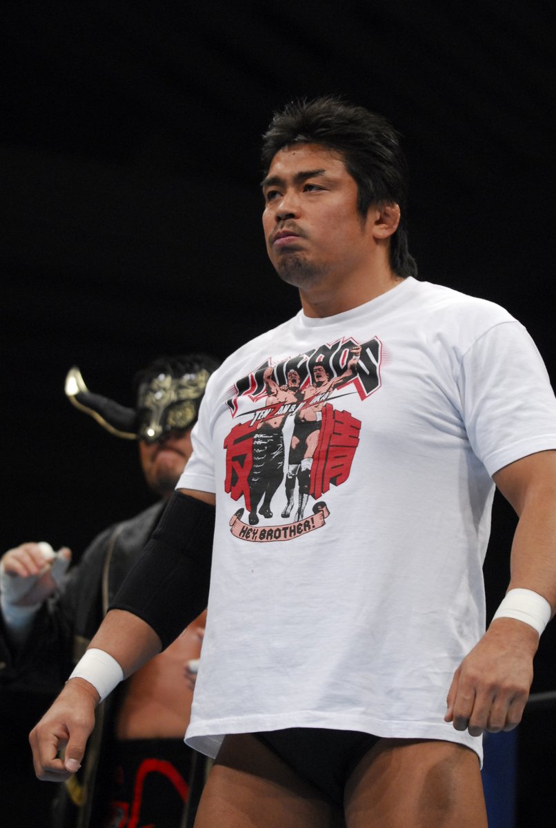 njpw1972's tweet photo. プロレス界に友情はあるやろか❓

2008年に話題となった、
伝説のTシャツが復刻販売✨

4.26サイン会開催、4.27大阪大会の裏切り…

大阪大会での入場写真が新着⚡️

新日の歴史に刻まれた、
名品と呼ぶに相応しい1枚🤝

『天山広吉&amp;飯塚高史 友情タッグTシャツ』 https://t.co/cOVad0aAQt

#njpwshop https://t.co/fXpzrsrCEU