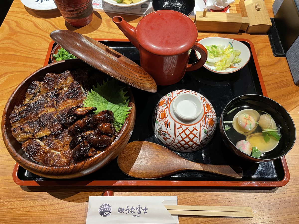 tanutomo's tweet photo. 今日はちょっと贅沢に、炭焼 うな富士へ✨

香ばしく焼き上げられた鰻は、外はパリッと、中はふっくら。
そして大好きな肝焼きもたっぷり😋

まずはそのまま、次は薬味、最後は出汁をかけてひつまぶしを満喫。
やっぱり鰻は幸せになりますね。

昨日に続いて鰻を堪能😂
夏のスタミナ補給、完了です！

#うな富士 #ひつまぶし #鰻 #うなぎ #名古屋めし #グルメ #食べ歩き
