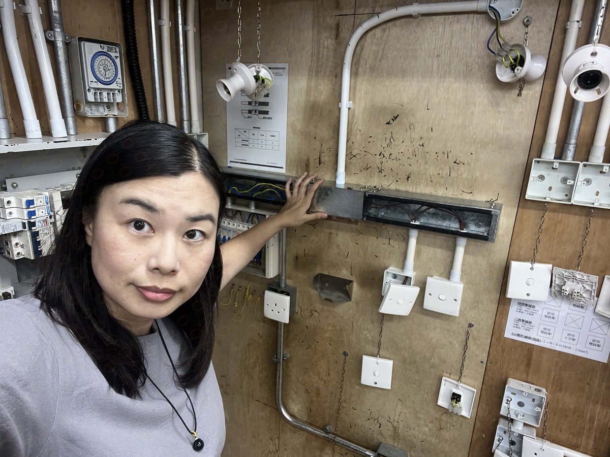 ab23550's tweet photo. 終於學完電氣佈線中工基礎證書課程🫢，而家等月尾考試。唔知會唔會有人高抬貴手，肯請我呢個大嬸？😬 https://t.co/cQMJZlCNlZ