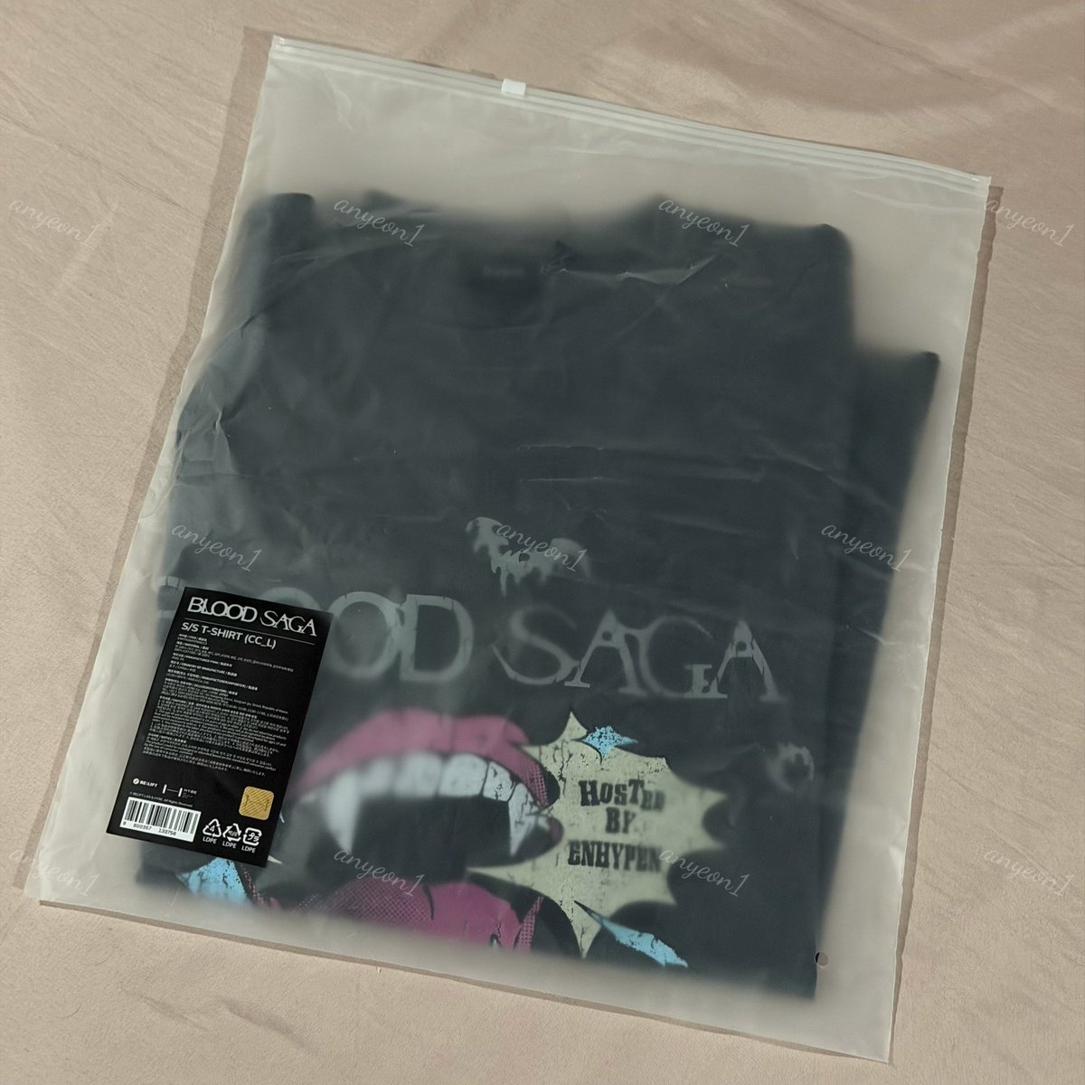 anyeon1's tweet photo. ( wts : พร้อมส่ง ) 

— ENHYPEN WORLD TOUR 'BLOOD SAGA

— เสื้อ T-Shirt สี Charcoal ไซส์ L

— ของใหม่ ยังไม่แกะป้าย ยังไม่เคยใส่

— 1,350 thb (รวมส่ง) 

— สนใจ DM / mention ได้เลย

#ตลาดนัดenhypen #ตลาดนัดเอนไฮเพน https://t.co/RGb3M3bATC