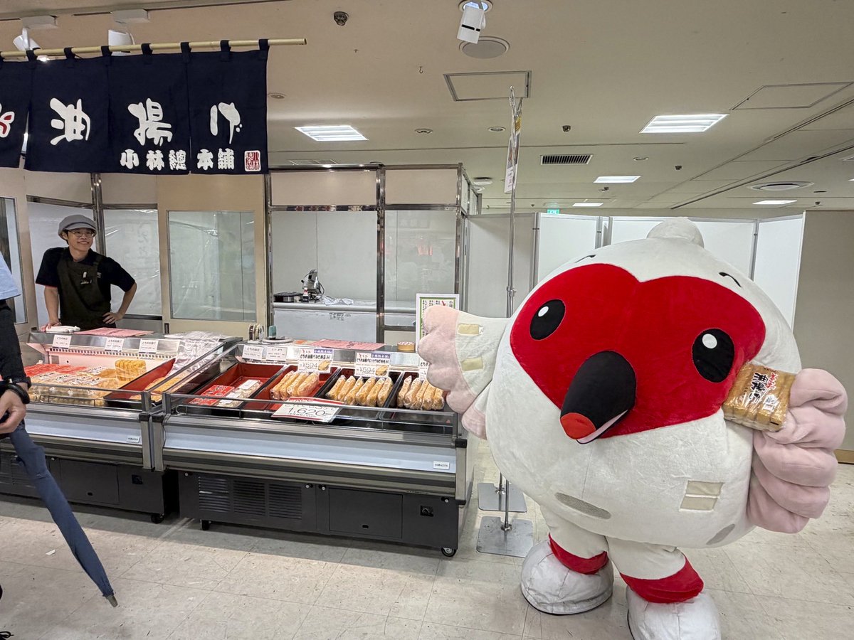 niigatabrand's tweet photo. 8/12(水)～8/17(月)「バイ・山の洲（くに）物産展」が静岡伊勢丹で開催中！

新潟・静岡・山梨・長野の特産品が集結✨
新潟県からは６店が出店中です🍙🍖🍫

詳細はこちら▼
https://t.co/nfwxBgSh9h

オープニング式典には #トッキッキ が応援に来てくれました！

#うまいにまっすぐ新潟県 https://t.co/hl7UoBwwSc