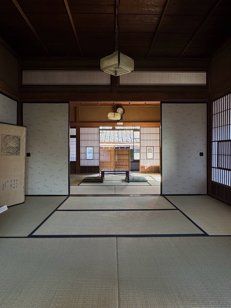 tousyou_ren's tweet photo. 【特別展「八百平と呼ばれた豪商 山下家の知られざる記憶」開催】

東金のまちに残る、かつての豪商の記憶。

古文書や商売道具、衣類、掛軸、時計など、山下家に受け継がれてきた貴重な品々を初公開します。

期間中は、歴史ある建物も同時公開。 https://t.co/vOuwdUhVMO