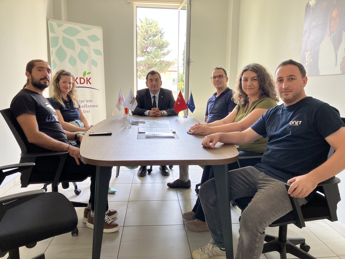 tkdkbilecik's tweet photo. Bilecik Tenis Kulübü üyelerinden İbrahim Kılıç ve Doç. Dr. R. Zerrin Yarbay TKDK Bilecik İrtibat Ofisi'mize ziyarette bulunmuşlardır. 🤝🏻

Nazik ziyaretleri için Bilecik İrtibat Ofisi olarak kendilerine teşekkür ederiz. ⭐

#TKDK🇹🇷🇪🇺 #Bilecik https://t.co/n6WW1M0deB