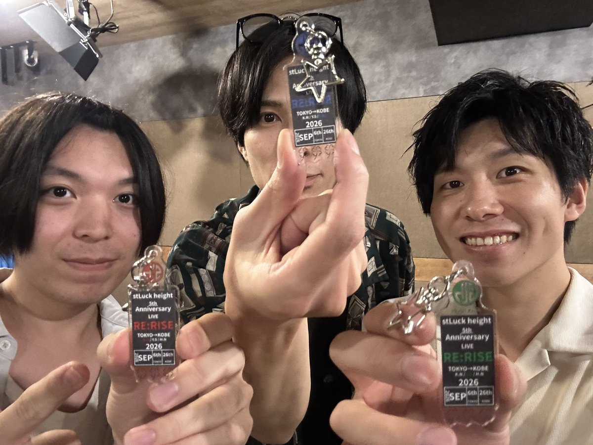 stluck_height's tweet photo. ⭐️【RE:RISE】グッズ情報⭐️

2会場限定販売！

『5th Anniversary記念アクキー』
全3種類

1個¥1,200-/3個セット¥3,000-

記念に是非ゲットしてください🔥

チケット予約はこちら🔽
東京🎫https://t.co/g33z1q2PlY
神戸🎫https://t.co/LPnQDBUXhM https://t.co/nT1Ki5jEqI