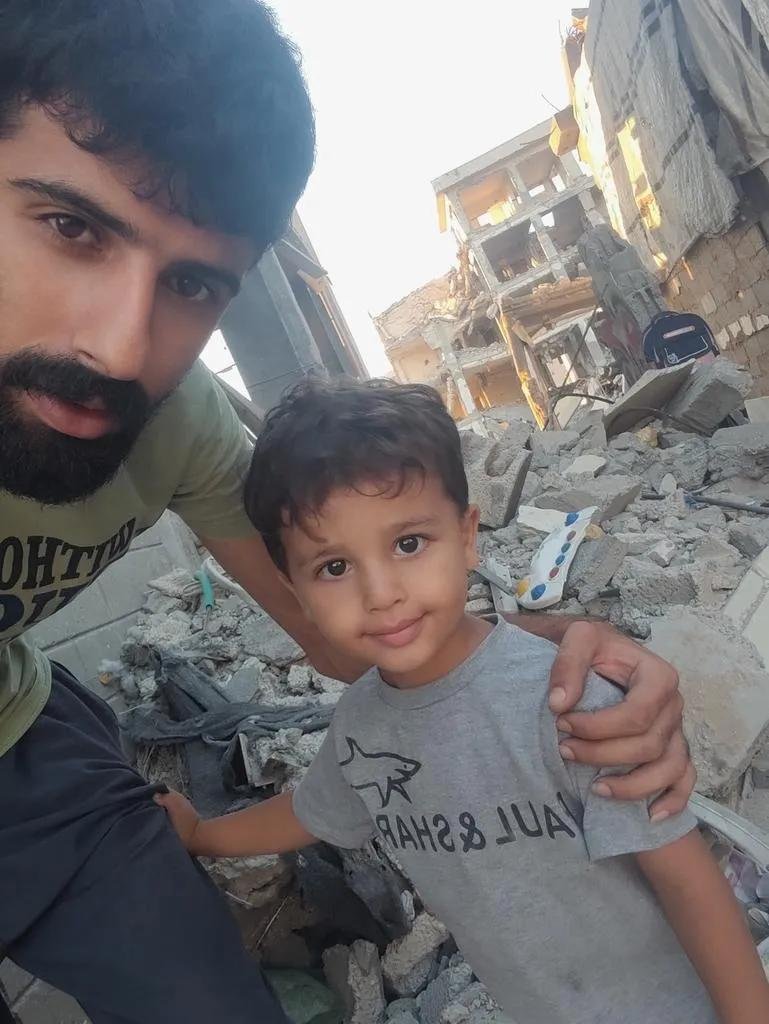 Ahmed_Alawer1's tweet photo. Gazze’den

Gazze’de çok zor şartlarda yaşıyoruz. Yerde, böceklerin arasında uyuyoruz ve güvenli bir yerimiz yok. Çocuklarıma sarılıp korkuyla geceleri geçiriyorum.

Şu ana kadar hiçbir yardım ulaşmadı. Lütfen sesimizi duyurun ve paylaşın. 🙏💔

https://t.co/Jt5vX2pwuK https://t.co/Y6Mu4gcSJm