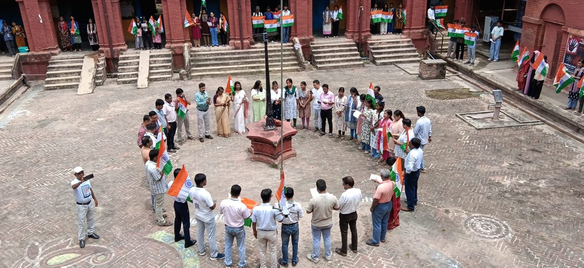 ChanchalNss's tweet photo. Day 4 of the 'Har Ghar Tiranga' campaign at Chanchal College featured a group singing of Vande Mataram, followed by an inspiring lecture by Dr. Pankaj Kumar Roy on '150 Years of Vande Mataram'. https://t.co/5VDQ8M10bO