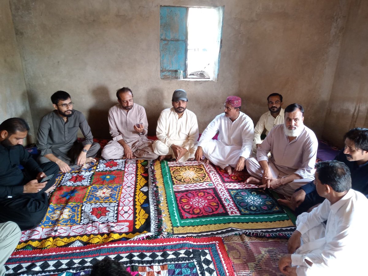 Inayatalashari's tweet photo. #UC83 #Sehri
تعزیت اور افسوس
پاکستان پیپلز پارٹی حیدرآباد کے ینگ لیڈر سید طاہر شاہ جاموٹ صاحب نے UC-83 سحری کے کونسلر محمد رفیق برفت کی والدہ کے انتقال پر ان کی رہائش گاہ پر پہنچ کر دلی تعزیت اور افسوس کا اظہار کیا۔
اس موقع پر عطا شر، خالد باٹی،محمد بخش رند، مصطفیٰ پنھور, عب https://t.co/CsuGyufPZA