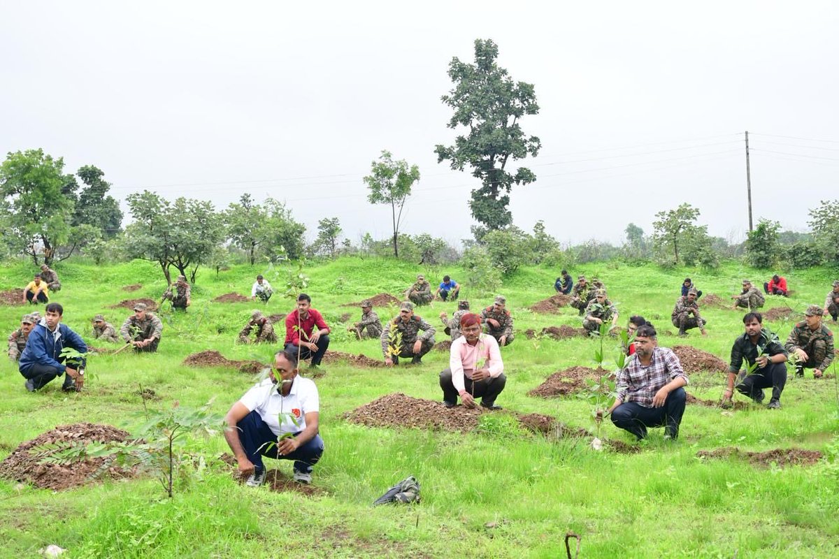 ia_awc's tweet photo. 🇮🇳🌳 *A Green Tribute to 80 Years of Independence!*

Army War College, Mhow joined hands with *Badgonda Village* under *#Jansahbhagidari*planting *2,500 saplings* with enthusiastic participation of Villagers, Army Personnel, School Children & Forest Officials promoting the *“Ek Ped Maa Ke Naam”* initiative.

*हर पौधा—राष्ट्र के उज्ज्वल भविष्य का संकल्प!*
#GreenIndia #PlantationDrive #Jansahbhagidari #HarGharDoPed #EkPedMaaKeNaam
@adgpi @artrac_ia